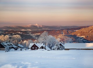Zima v Jizerskch horch: lye, brusle, sky i nafukovac due